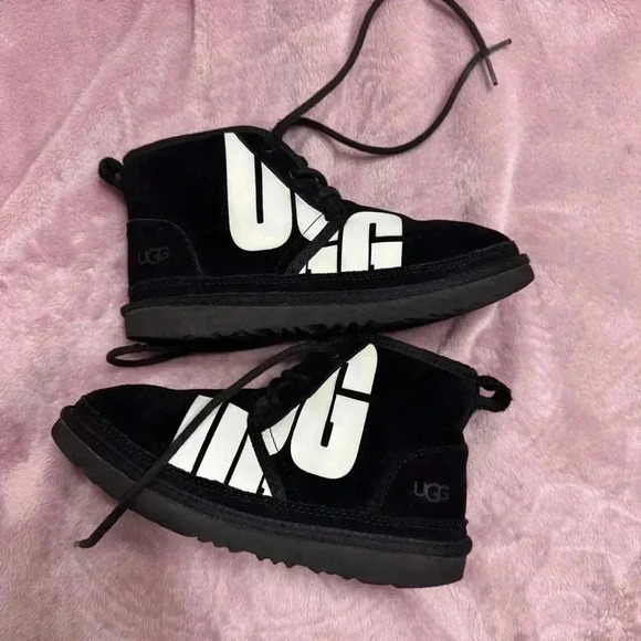 UGG Kid’s Neumel Chopd Classic Lace Up Suede Boot in Black - Big Kids 4 - Picture 14 of 16